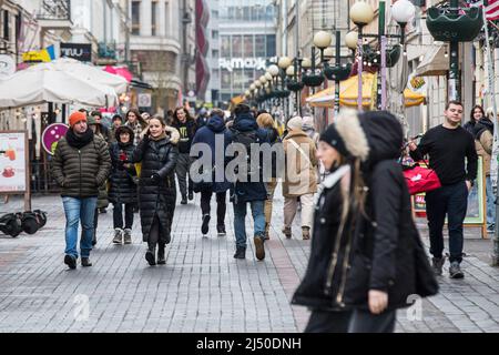 Varsovie, Voïvodeship de Masovian, Pologne. 4th mars 2022. Foule de personnes vues sur la rue Chmielna à Varsovie. (Credit image: © Karol Serewis/SOPA Images via ZUMA Press Wire) Banque D'Images