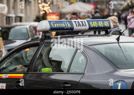 Varsovie, Voïvodeship de Masovian, Pologne. 4th mars 2022. Panneau taxi vu sur le toit de la voiture près de la rue Chmielna à Varsovie. (Credit image: © Karol Serewis/SOPA Images via ZUMA Press Wire) Banque D'Images