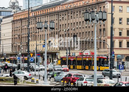 Varsovie, Voïvodeship de Masovian, Pologne. 4th mars 2022. Une vue sur la circulation et les maisons de logement sur l'avenue Jérusalem à Varsovie. (Credit image: © Karol Serewis/SOPA Images via ZUMA Press Wire) Banque D'Images