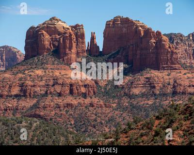 Le magnifique paysage de Sedona Arizona attire des touristes du monde entier pour voir les superbes rochers rouges. Banque D'Images