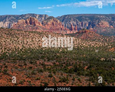 Le magnifique paysage de Sedona Arizona attire des touristes du monde entier pour voir les superbes rochers rouges. Banque D'Images
