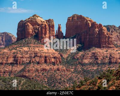 Le magnifique paysage de Sedona Arizona attire des touristes du monde entier pour voir les superbes rochers rouges. Banque D'Images