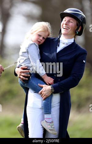 Burnham Market, Royaume-Uni. 14th avril 2022. Zara Tindall avec sa fille Lena au Burnham Market International Horse Trials à Burnham Market, Norfolk, Royaume-Uni, le 14 avril 2022. Crédit : Paul Marriott/Alay Live News Banque D'Images