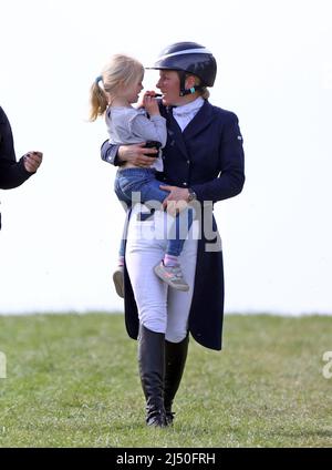 Burnham Market, Royaume-Uni. 14th avril 2022. Zara Tindall avec sa fille Lena au Burnham Market International Horse Trials à Burnham Market, Norfolk, Royaume-Uni, le 14 avril 2022. Crédit : Paul Marriott/Alay Live News Banque D'Images