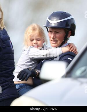 Burnham Market, Royaume-Uni. 14th avril 2022. Zara Tindall avec sa fille Lena au Burnham Market International Horse Trials à Burnham Market, Norfolk, Royaume-Uni, le 14 avril 2022. Crédit : Paul Marriott/Alay Live News Banque D'Images