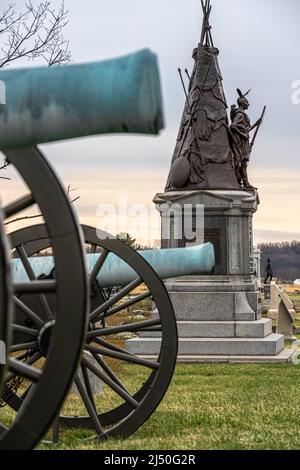 Canons, et une statue du chef Tammany sur le New York Volunteer Infantry Monument 42nd, au champ de bataille de Gettysburg en Pennsylvanie. (ÉTATS-UNIS) Banque D'Images