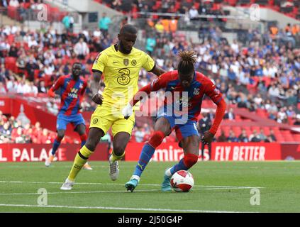 Londres, Royaume-Uni. 17th avril 2022. Antonio Rudiger (C) Wilfried Zaha (CP) à la demi-finale de la coupe Emirates FA de Chelsea contre Crystal Palace au stade Wembley, Londres, Royaume-Uni, le 17th avril 2022. Crédit : Paul Marriott/Alay Live News Banque D'Images