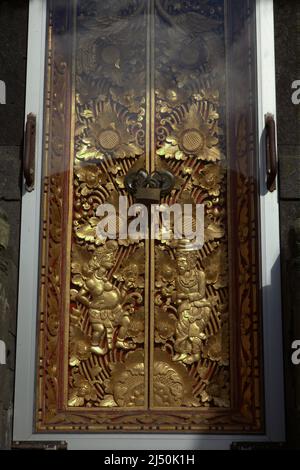 Une porte décorée de sculptures faites à la main au temple Tuluk Piyu Batur à Kintamani, Bangli, Bali, Indonésie. Banque D'Images