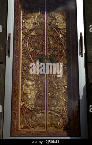 Une porte décorée de sculptures faites à la main au temple Tuluk Piyu Batur à Kintamani, Bangli, Bali, Indonésie. Banque D'Images