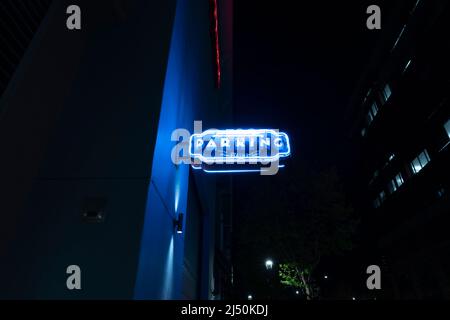 Panneaux de signalisation du parking public Neon rétro Art Deco la nuit Banque D'Images