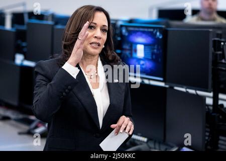 Lompoc, Californie, États-Unis. 18th avril 2022. Le vice-président des États-Unis, Kamala Harris, interagit avec les officiers militaires américains du centre d'opérations spatiales de commandement de la base spatiale de Vandenberg à Lompoc, Californie, États-Unis, le 18 avril 2022. Credit: Etienne Laurent/Pool via CNP/dpa/Alay Live News Banque D'Images