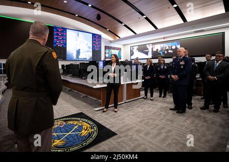 Lompoc, Californie, États-Unis. 18th avril 2022. Le vice-président des États-Unis, Kamala Harris, interagit avec les officiers militaires américains du centre d'opérations spatiales de commandement de la base spatiale de Vandenberg à Lompoc, Californie, États-Unis, le 18 avril 2022. Credit: Etienne Laurent/Pool via CNP/dpa/Alay Live News Banque D'Images