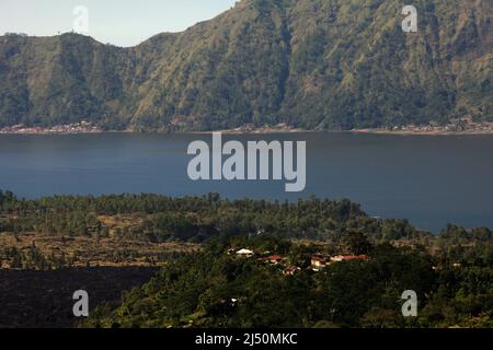 Le lac Batur est vu de Kintamani, Bangli, Bali, Indonésie. Banque D'Images