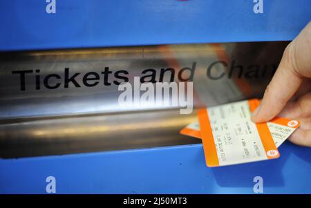 Photo du dossier datée du 17/8/2015 d'une personne achetant un billet de train. Les billets de train seront réduits de moitié, tandis que le gouvernement s'attend à faire face aux pressions sur le coût de la vie en effectuant des voyages moins chers en avril et en mai. Date de publication : le mardi 19 avril 2022. Banque D'Images