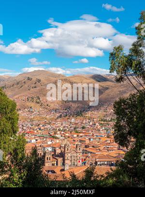 Ligne aérienne verticale de la ville antique de cusco, capitale de l'inca, avec l'église de Compania de Jesus et la place Plaza de Armas, province de Cusco, Pérou. Banque D'Images