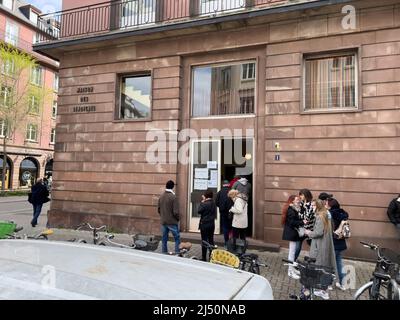 Strasbourg, France - 10 avril 2022 : personnes dans la file d'attente au bureau de vote du bureau de vote. Les électeurs sont appelés aux urnes pour le premier tour de l'élection présidentielle française de 2022 Banque D'Images