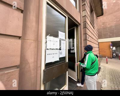 Strasbourg, France - 10 avril 2022 : vue latérale d'un jeune homme en file d'attente au bureau de vote du bureau de vote. Les électeurs sont appelés aux urnes pour le premier tour de l'élection présidentielle française de 2022 Banque D'Images