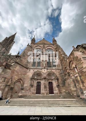 Strasbourg, France - 10 avril 2022 : une jeune fille dans les escaliers de la cathédrale de Strasbourg ou de la cathédrale notre-Dame de Strasbourg, également connue sous le nom de cathédrale de Strasbourg, est une cathédrale catholique de Strasbourg, en Alsace Banque D'Images