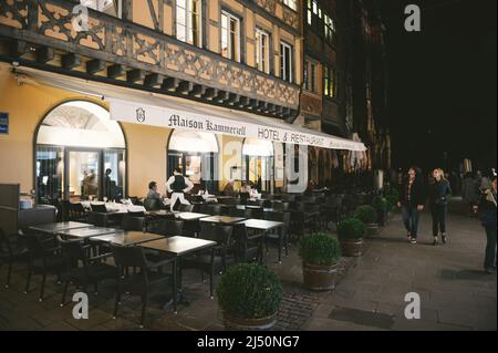 Strasbourg, France - 18 septembre 2015 : les gens les touristes marchant près de la terrasse ouverte de l'hôtel et restaurant maison Kammerzell dans le centre de Strasbourg avec notre-Dame en arrière-plan Banque D'Images