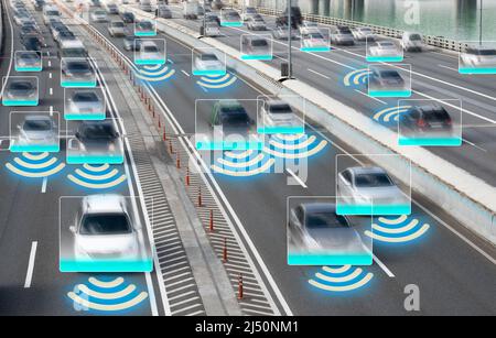 Voitures autonomes se déplaçant dans la ville. Banque D'Images