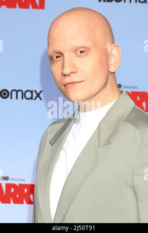 LOS ANGELES - APR 18: Anthony Carrigan à la saison Barry 3 HBO première projection à Rolling Green le 18 avril 2022 à Los Angeles, CA Banque D'Images