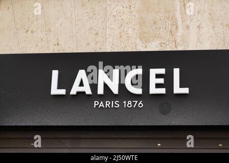 Bordeaux , Aquitaine France - 03 20 2022 : lancel boutique texte et logo façade boutique de luxe de la marque française Banque D'Images