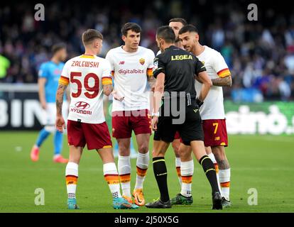 NAPLES, ITALIE - AVRIL 18: Marco Di Bello l'arbitre italien soutient avec Nicola Zalewski, Roger Ibanez et Lorenzo Pellegrini d'AS Roma, pendant la série Un match entre SSC Napoli et AS Roma au Stadio Diego Armando Maradona le 18 avril 2022 à Naples, Italie. (Photo par MB Media) Banque D'Images