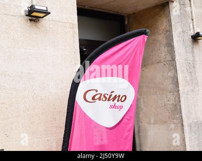 Bordeaux , Aquitaine France - 03 20 2022 : logo du supermarché du Casino marque et texte drapeau rose signe avant du magasin entrée de la ville Banque D'Images