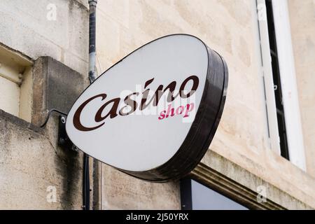 Bordeaux , Aquitaine France - 03 20 2022 : texte du logo du supermarché du Casino et enseigne sur le mur du magasin de détail français Banque D'Images