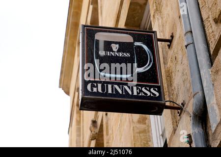 Bordeaux , Aquitaine France - 03 20 2022 : texte et logo de la marque guinness sur la façade murale pub bar Banque D'Images