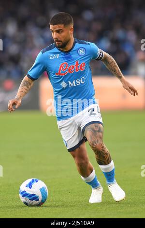 Naples, Italie. 18th avril 2022. Lorenzo Insigne avec le ballon pendant la série Un match de 2021/22 entre SSC Napoli et AS Roma au stade Diego Armando Maradona crédit: Agence de photo indépendante/Alamy Live News Banque D'Images