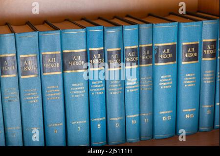 La collection complète des œuvres littéraires d'Anton Chekhov. Livres bleus en couverture rigide sur la tablette. Ukraine, Mykolaiv - 04 18 2022 Banque D'Images
