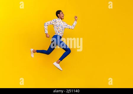 Portrait complet de la personne active excitée se dépêcher rapide vide espace isolé sur fond jaune Banque D'Images