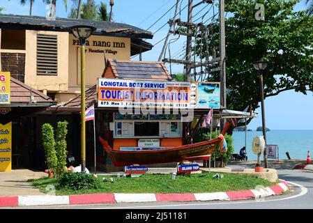 KRABI, THAÏLANDE - 24 mars 2022 : Club de service de bateau à longue queue d'Ao Nang sur la plage d'Ao Nang, province de Krabi, Thaïlande Banque D'Images