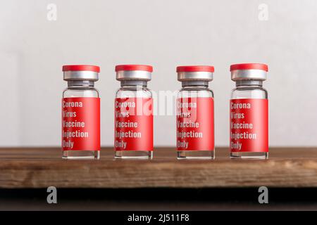 Lignes de flacons médicaux pour injection isolées sur fond gris. Concept de médecine et de santé. Modèle de série de maquettes modifiable prêt pour votre desi Banque D'Images