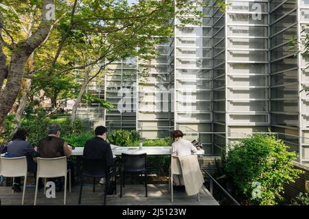 Tokyo, Japon. 10th avril 2022. Les gens lisent des livres dans un parc de la bibliothèque centrale de la ville de Suginami à Tokyo, au Japon, le 10 avril 2022. Credit: Zhang Xiaoyu/Xinhua/Alay Live News Banque D'Images