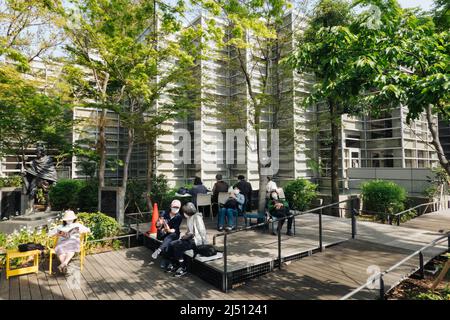 Tokyo, Japon. 10th avril 2022. Les gens lisent des livres dans un parc de la bibliothèque centrale de la ville de Suginami à Tokyo, au Japon, le 10 avril 2022. Credit: Zhang Xiaoyu/Xinhua/Alay Live News Banque D'Images