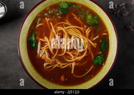 Gros plan sur la soupe asiatique aux nouilles avec persil Banque D'Images