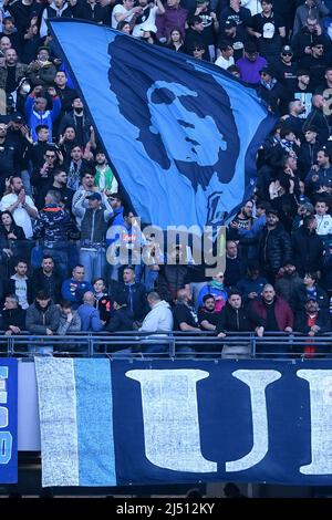 Naples, Italie. 18th avril 2022. Supporters de Napoli pendant la série Un match entre Napoli et Roma au Stadio Diego Armando Maradona, Naples, Italie le 18 avril 2022. Credit: Giuseppe Maffia/Alay Live News Banque D'Images