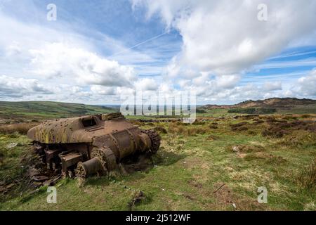 Char Sherman abandonné dans le parc national de Peak District à The Roaches, Upper Hulme avec Ramshaw Rocks au loin. Banque D'Images