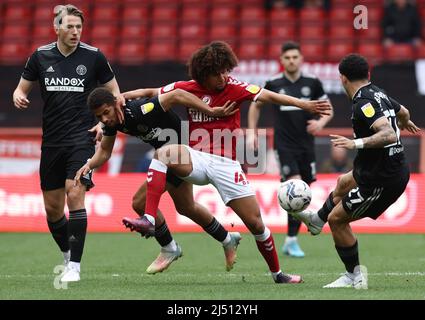 Bristol, Angleterre, le 18th avril 2022. Lliman Ndiaye de Sheffield Utd défie Han-Noah Massengo de Bristol City lors du match du championnat Sky Bet à Ashton Gate, Bristol. Le crédit photo doit être lu : Darren Staples / Sportimage Banque D'Images