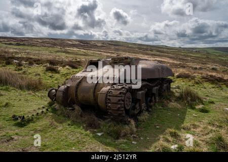 Char Sherman abandonné dans le parc national de Peak District à The Roaches, Upper Hulme avec Ramshaw Rocks au loin. Banque D'Images