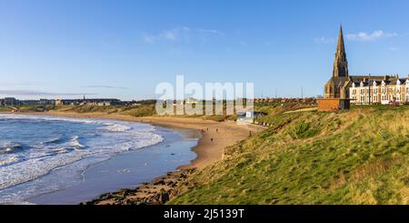 Plage de long Sands au début de la matinée du printemps, avec vue sur Tynemouth et l'église St George à Cullercoats sur la droite, Tyne et Wear. Banque D'Images