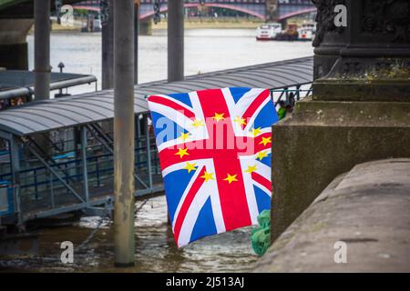 Drapeau fusionné de l'Union européenne et du Royaume-Uni, volant autour de Westminster, Londres Banque D'Images