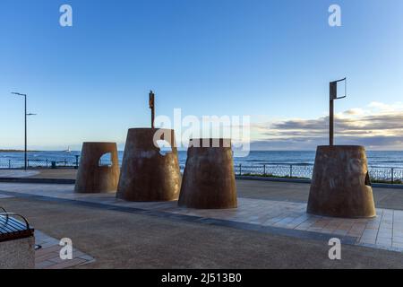 Sculptures d'art Sandcastle sur le front de mer à Whitley Bay à Tyne & Wear. Le phare de St Mary's est visible au loin. Banque D'Images