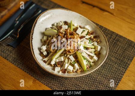 Gros plan du repas baba ghanoush servi sur plat. Banque D'Images