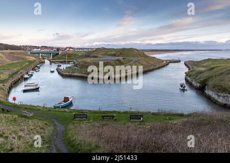 Des bateaux amarrés dans le port de Seaton Sluice, un joli village de bord de mer de Northumberland à l'embouchure du Seaton Burn. Banque D'Images