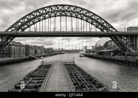 Prise du pont Swing en regardant vers l'est le long de la rivière Tyne vers le pont Tyne et au-delà, Newcastle upon Tyne, Angleterre, Royaume-Uni Banque D'Images