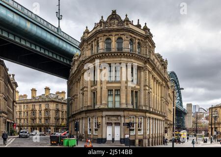 Le pont Tyne et le bâtiment de style néoclassique Phoenix Apartments dans la vieille ville de Sandhill zone de Newcastle upon Tyne. Banque D'Images