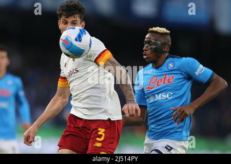 RomaÕs le défenseur brésilien Roger Ibanez défie le ballon avec Victor Osimhen, attaquant nigérian de la SSC Napoli, lors de la série Un match de football entre la SSC Napoli et AS Roma. SSC Napoli et AS Roma Draw 1-1 Banque D'Images